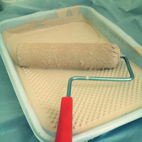 paint roller in can pale yellow