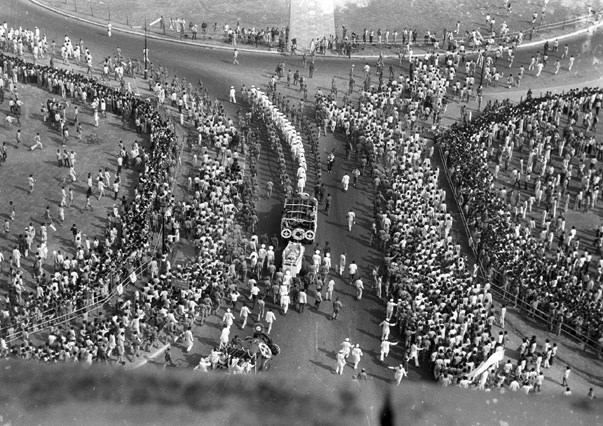 Crowd at indira ghandi's funeral